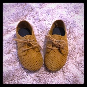 Old Navy Shoes - Cute mustard oxfords, like new!!! Old Navy Shoes - Cute mustard oxfords, like new!!!